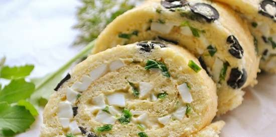 Rotolo di pan di spagna con uovo e cipolla