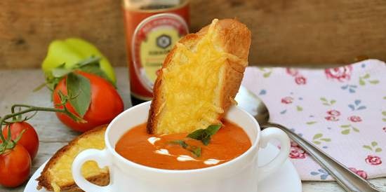 Crema de tomate con pimiento y picatostes