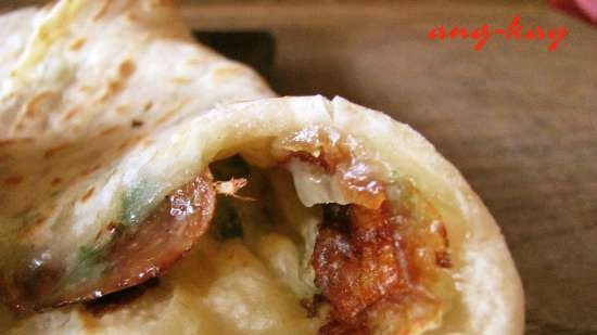 Bánh Tortillas với phô mai mozzarella và rau thơm