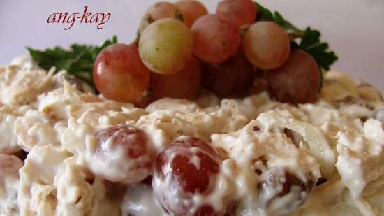 Salad gà với nho và các loại hạt với sốt mayonnaise tự làm