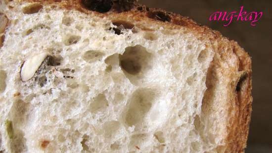 Bread with lavender and walnuts