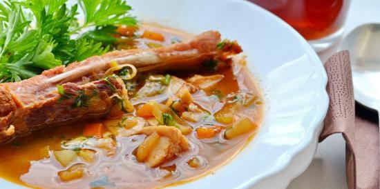 Sopa de cerveza con costillas y pollo ahumado