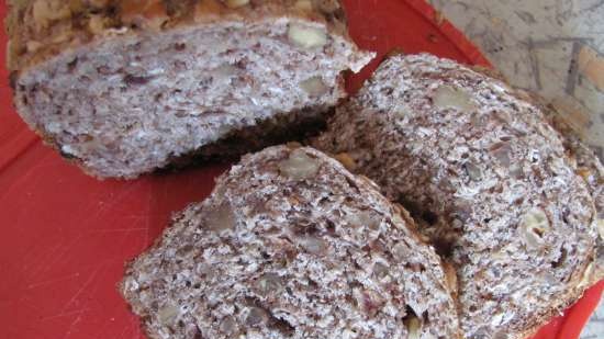 Wholegrain tinapay na may mga nogales at mga petsa sa sourdough