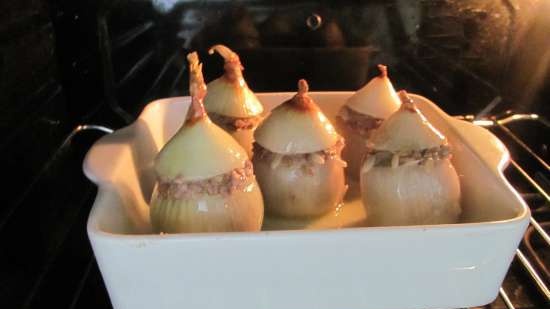 Baked onions with liver