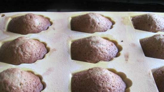 Madeleine con tè matcha a pasta fredda