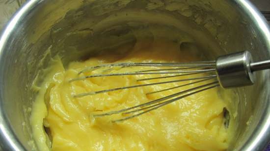 Pan di Spagna al cioccolato con marmellata di arance e soufflé Je t'aime