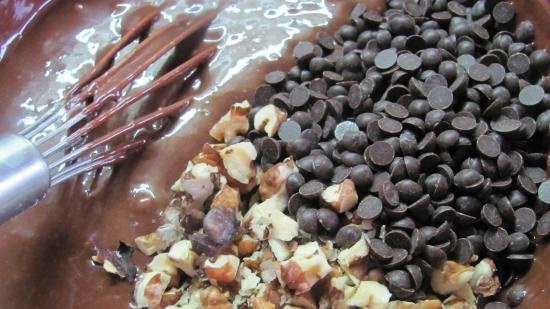 Cialde al cioccolato con noci e salsa