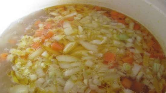 Grønnsakssuppe med kyllingbuljong