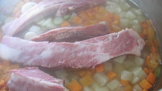 Sopa de cervesa amb costelles i pollastre fumat