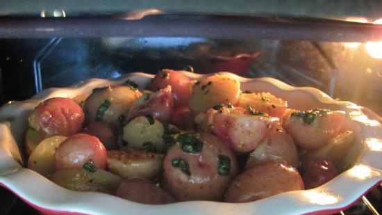 Young potatoes with mustard-honey sauce