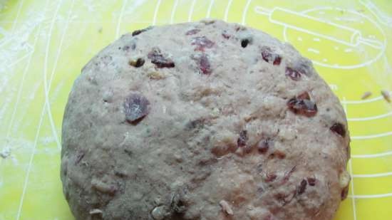 Dessert na tinapay Cranberry-nut