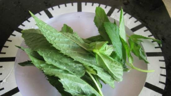 Aardbeiensalade met blauwe kaas en munt