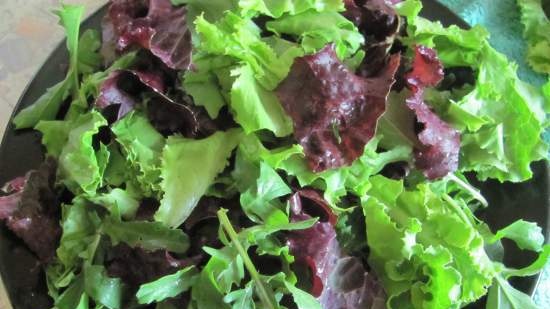 Strawberry salad with blue cheese and mint