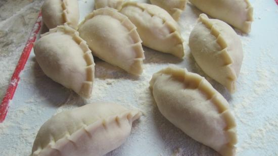 Dumplings met vlees en zure roomsaus