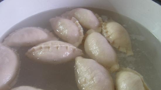 Dumplings met vlees en zure roomsaus