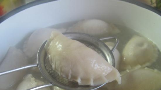 Dumplings med kjøtt- og rømmesaus