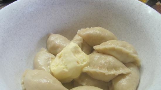 Dumplings met vlees en zure roomsaus