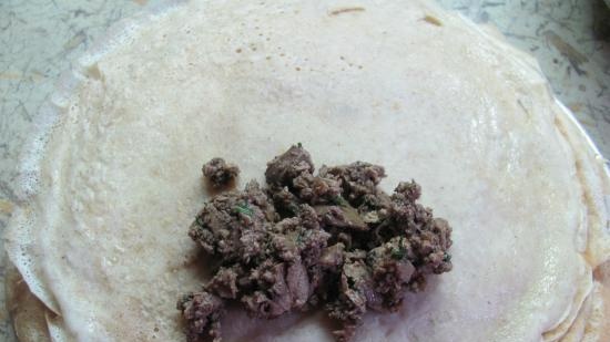 Mga pancake na trigo-buckwheat na may atay