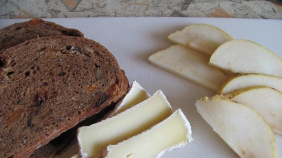 Sandwiches with pear and camembert