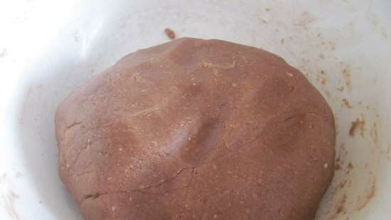 Pan de jengibre sobre puré de pasas