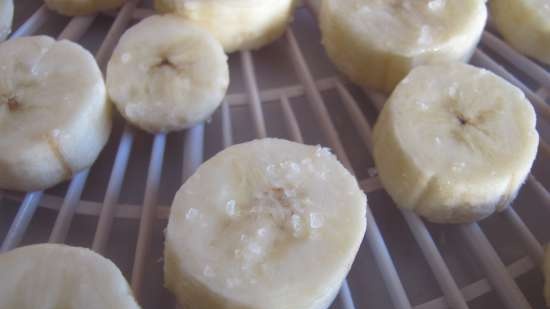 Chutney salad with sun-dried bananas (lean, vegetarian)