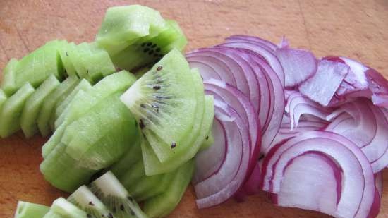 Salad bò luộc với kiwi và hạt thông