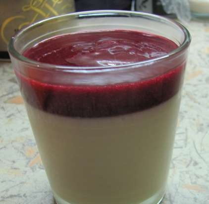 Panna cotta con chocolate blanco y cerezas