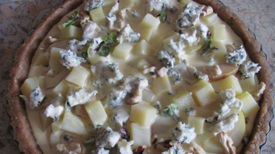 Quiche with pear, blue cheese and nuts