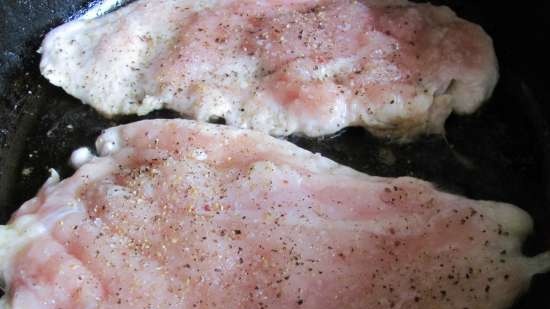 Fillet ng manok na may asul na keso, abukado at mga kamatis na pinatuyo ng araw