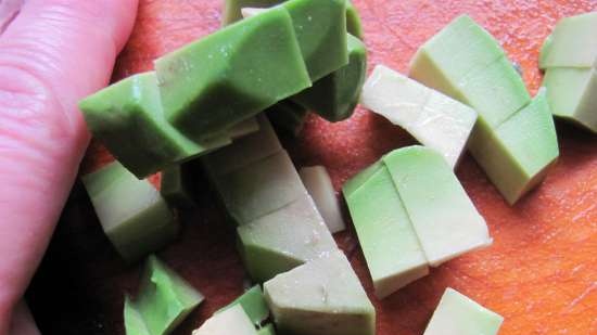 Salade in een glas haring, avocado en rode biet