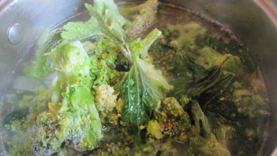 Mag-atas na sopas na may nettle at broccoli