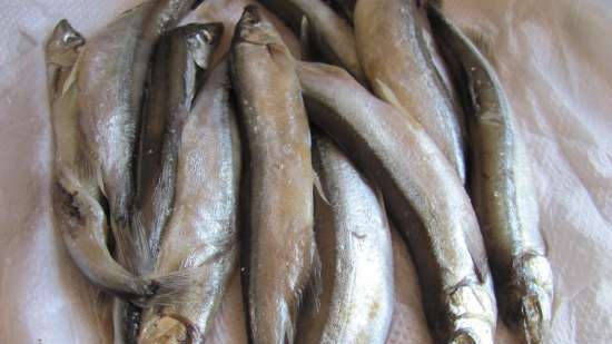 สลัด capelin รมควันกับผัก