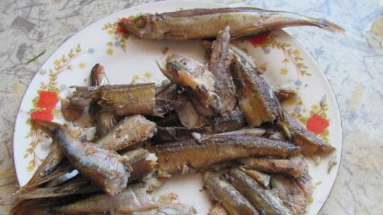 สลัด capelin รมควันกับผัก