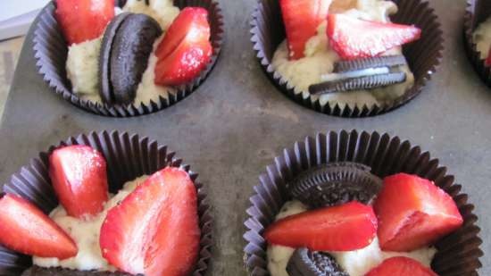 Cupcakes met aromatische thee, aardbeien en Oreo-koekjes