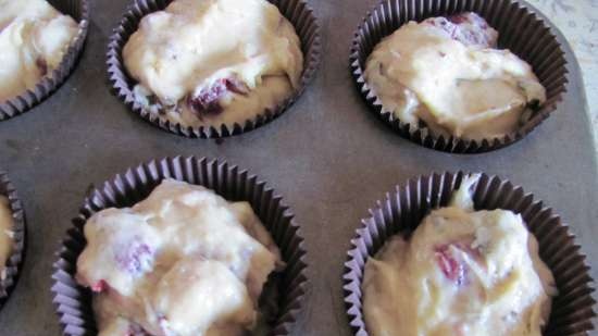 Muffin alla banana con cioccolato e ciliegia