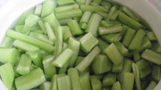 Okroshka na may sabaw ng rhubarb