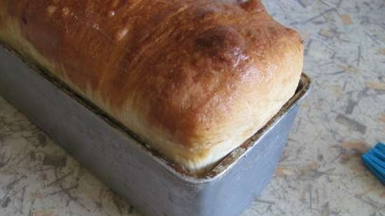 Dessert bread with cinnamon and raisins