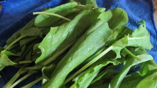 Ensalada de tomate con pan crujiente y aguacate