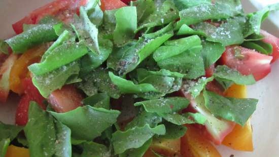 Ensalada de tomate con pan crujiente y aguacate