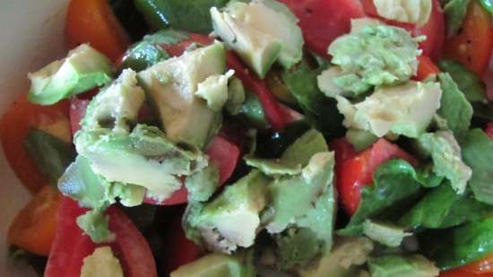 Ensalada de tomate con pan crujiente y aguacate