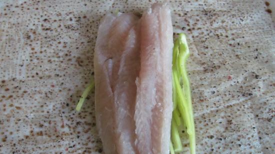 Pescado y pimienta en papel de freír