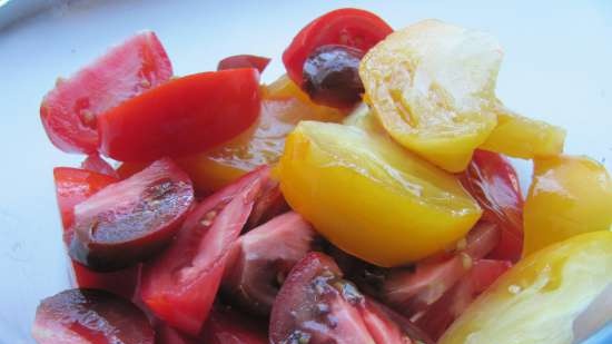 Ensalada de tomate con pan crujiente y aguacate