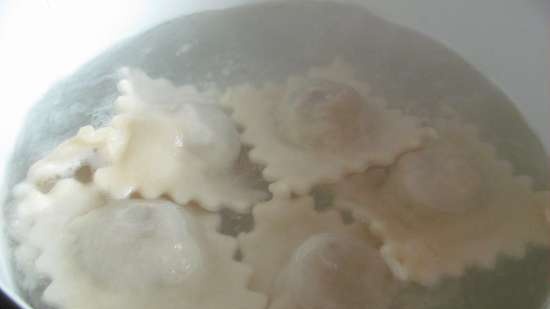 Vegetariánská ravioli s cibulí a ořechy