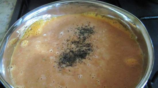 Crema de tomate con pimiento y picatostes