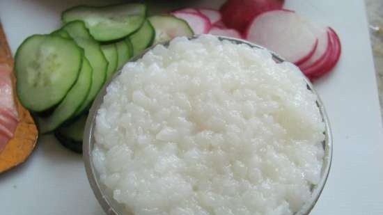 Rice rings with fish and vegetables