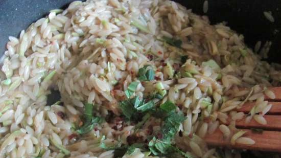 Pasta orzo con salsa de calabacín