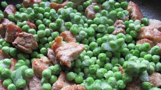 Pasta casserole with peas and mozzarella