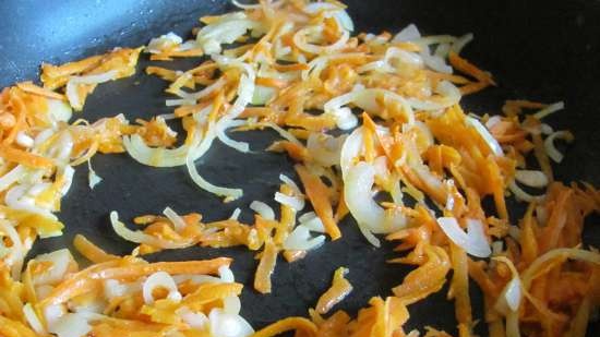 Hake with vegetables and garlic arrows in an omelette