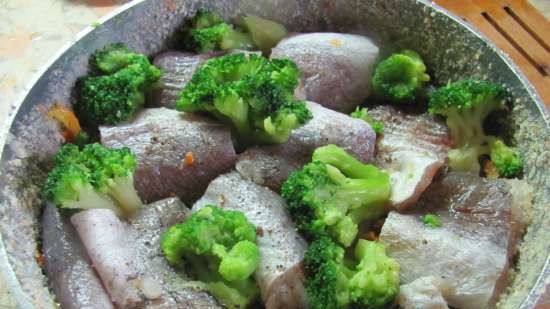 Hake with vegetables and garlic arrows in an omelette