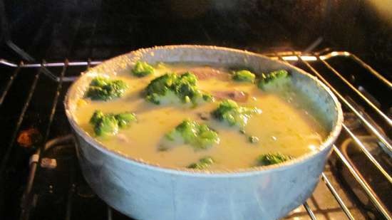 Hake with vegetables and garlic arrows in an omelette